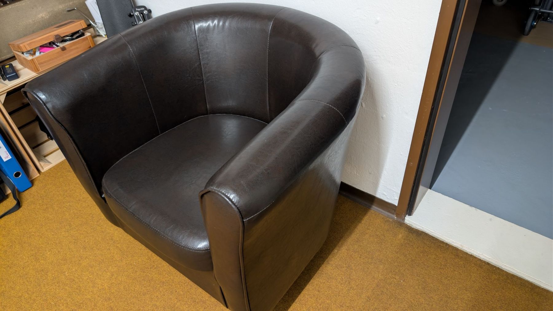 Poltrone: Gemütlicher Sessel aus Kunstleder – Usato da Neftenbach venduto da Start4