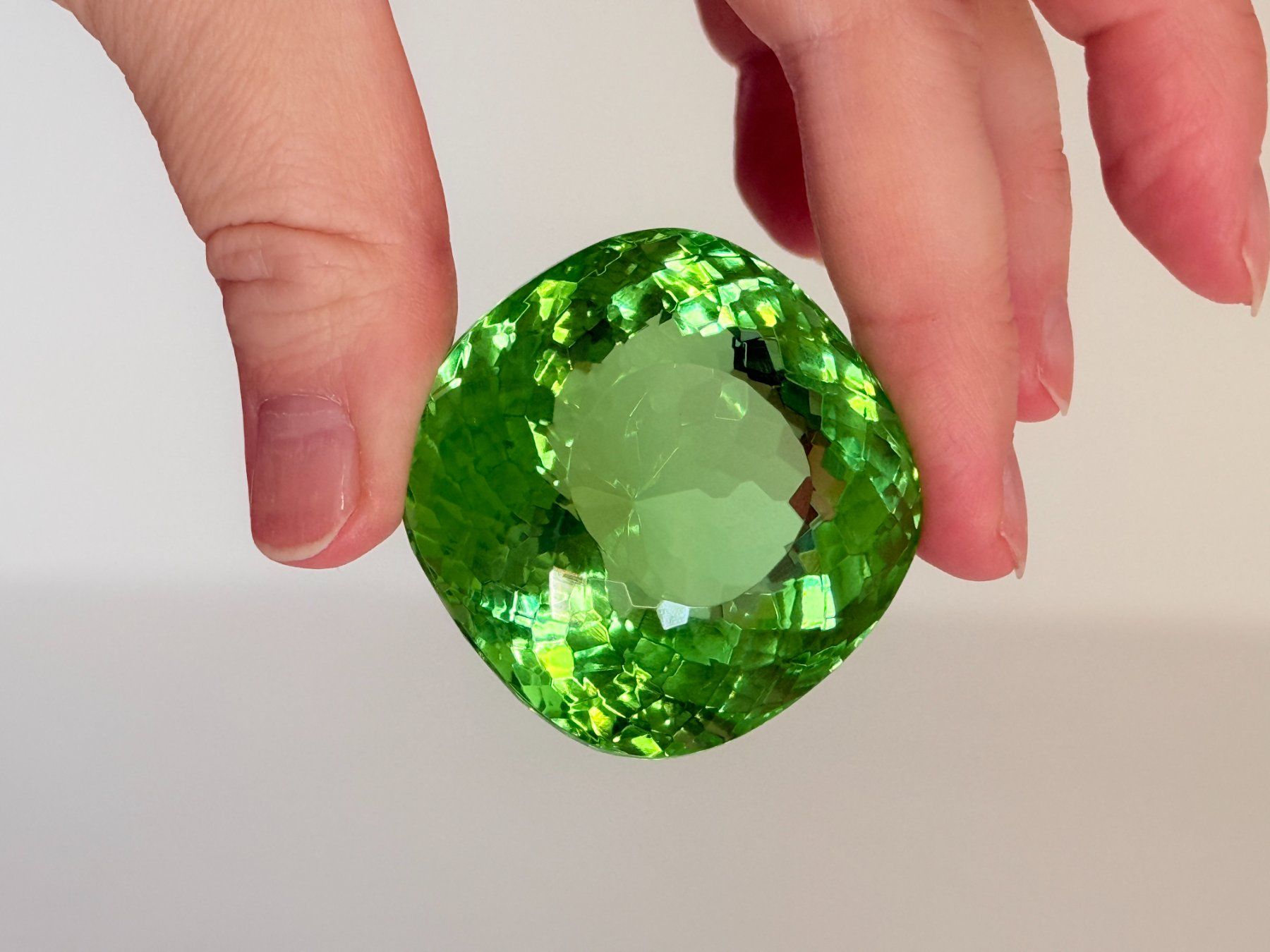 Minerali & Pietre curative: Certified 331.80 Ct Cushion Cut Loose Gem – Nuovo e nell'imballaggio originale da Genève venduto da AWWA 4