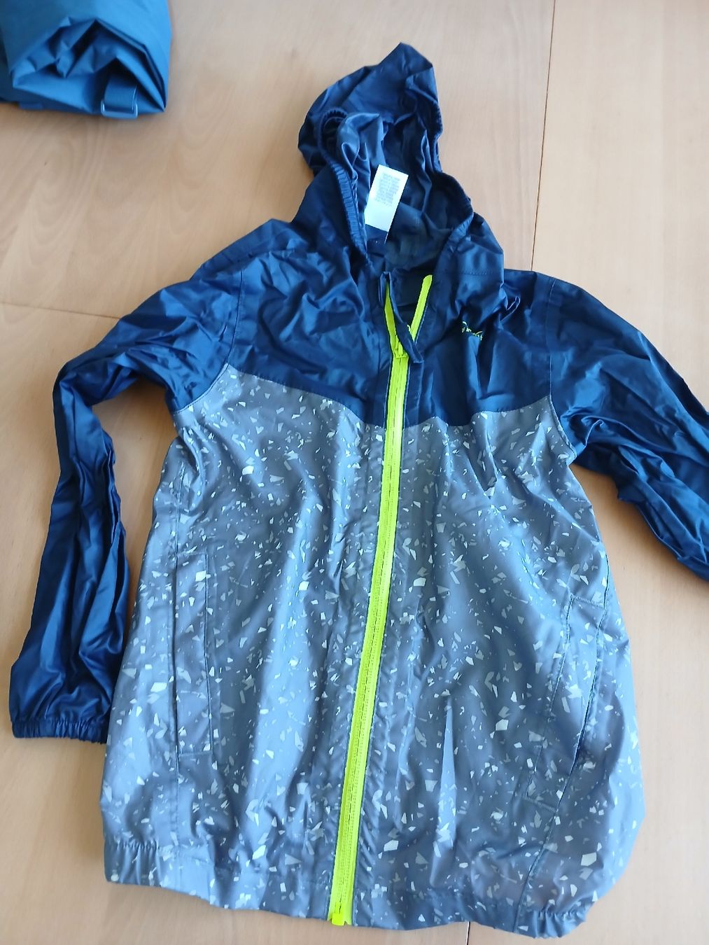 Decathlon Jacken & Mäntel:  Regenjacke Grösse 110/116 – Gebraucht aus Münchwilen TG von miwirz