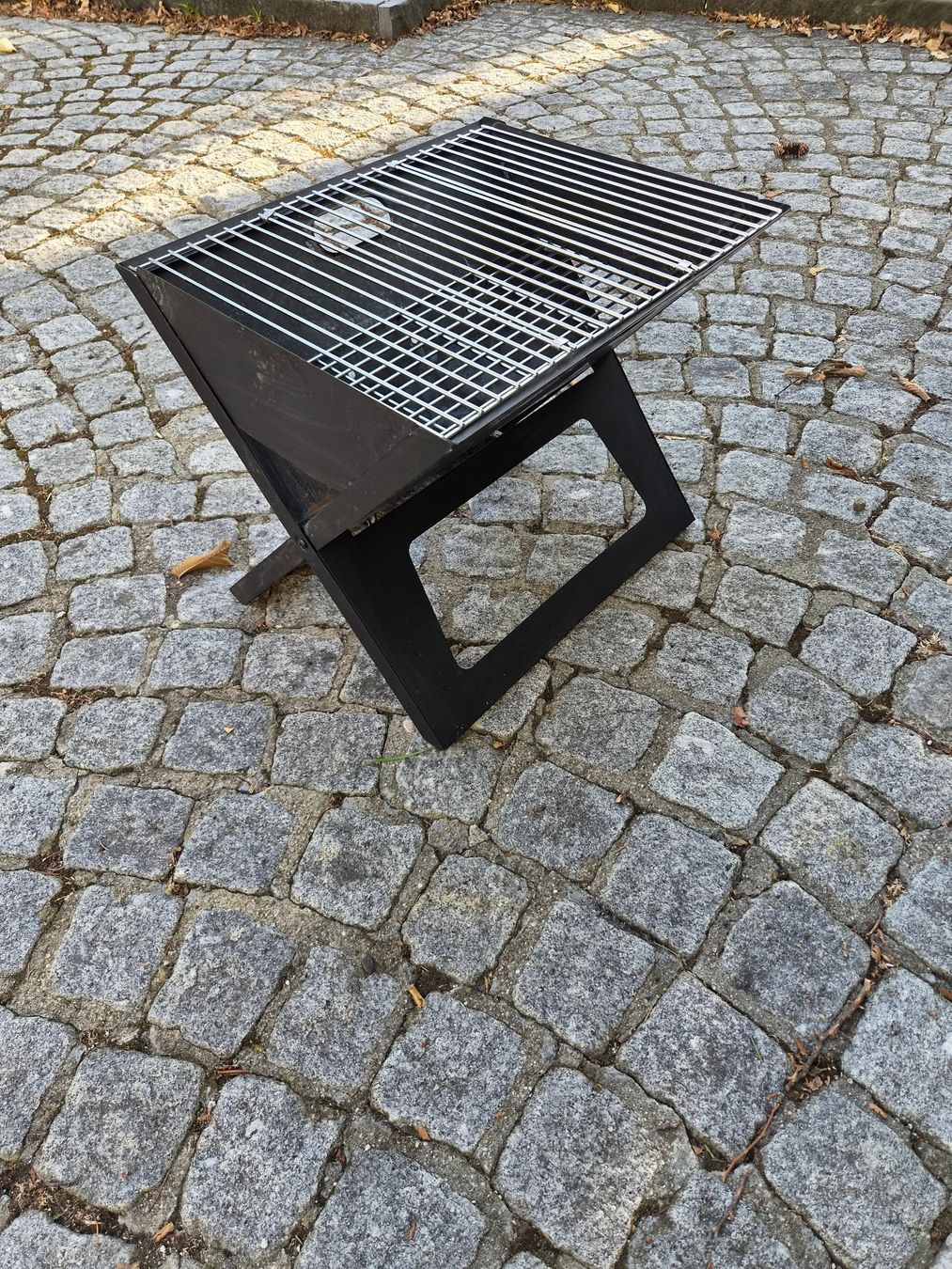 Griglie: Tragbarer Camping-Grill – Usato da Zürich venduto da Ramlee