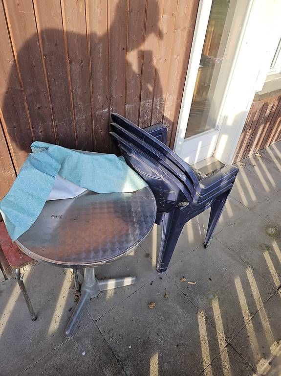 Tavoli: Kleiner runder Tisch mit Stühlen – Usato da Degersheim venduto da jakschw