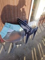 Kleiner runder Tisch mit Stühlen