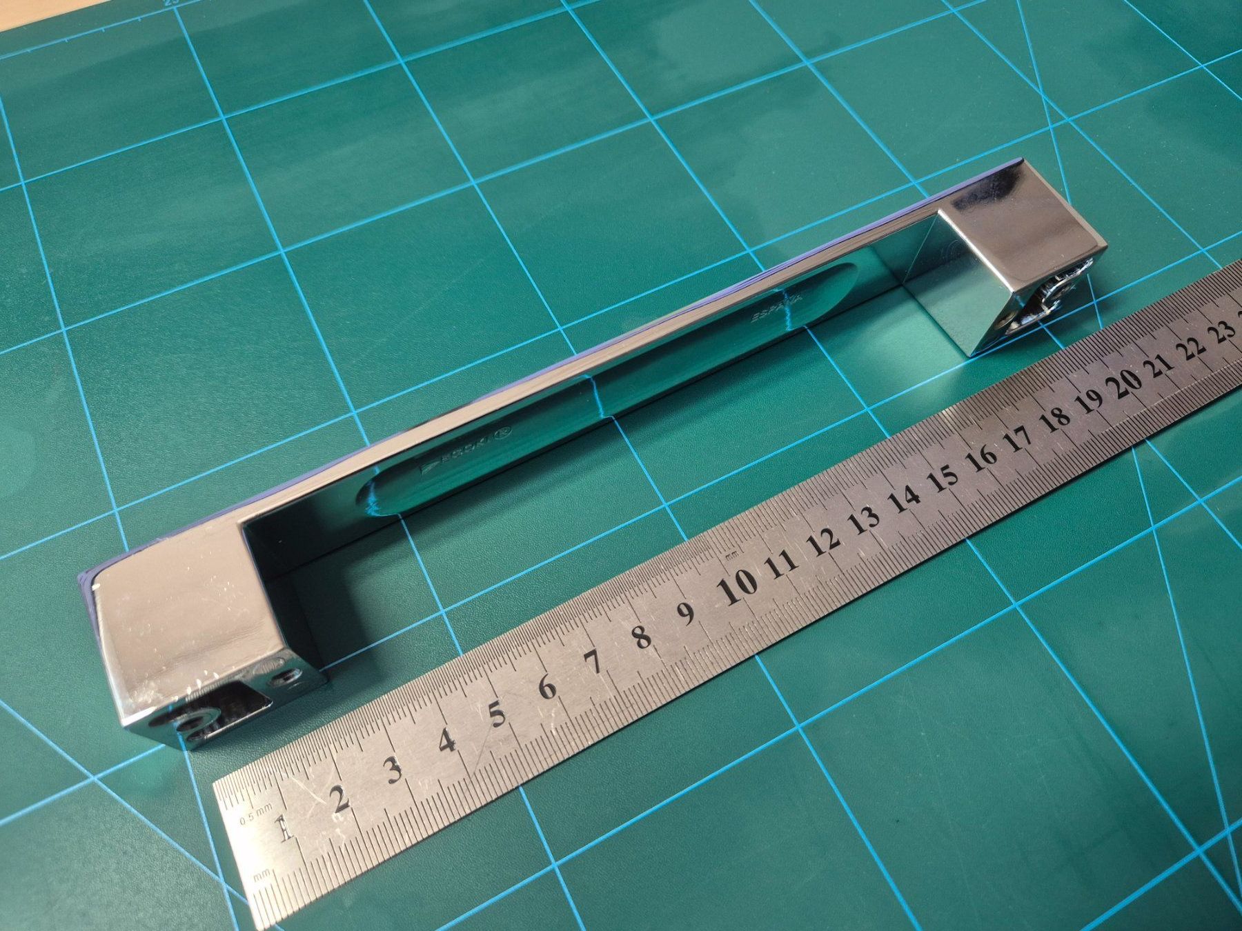 Ferramenta: 7 Stück EGOKI Möbelgriffe 204mm – Nuovo e nell'imballaggio originale da Pfungen venduto da Famadm 1