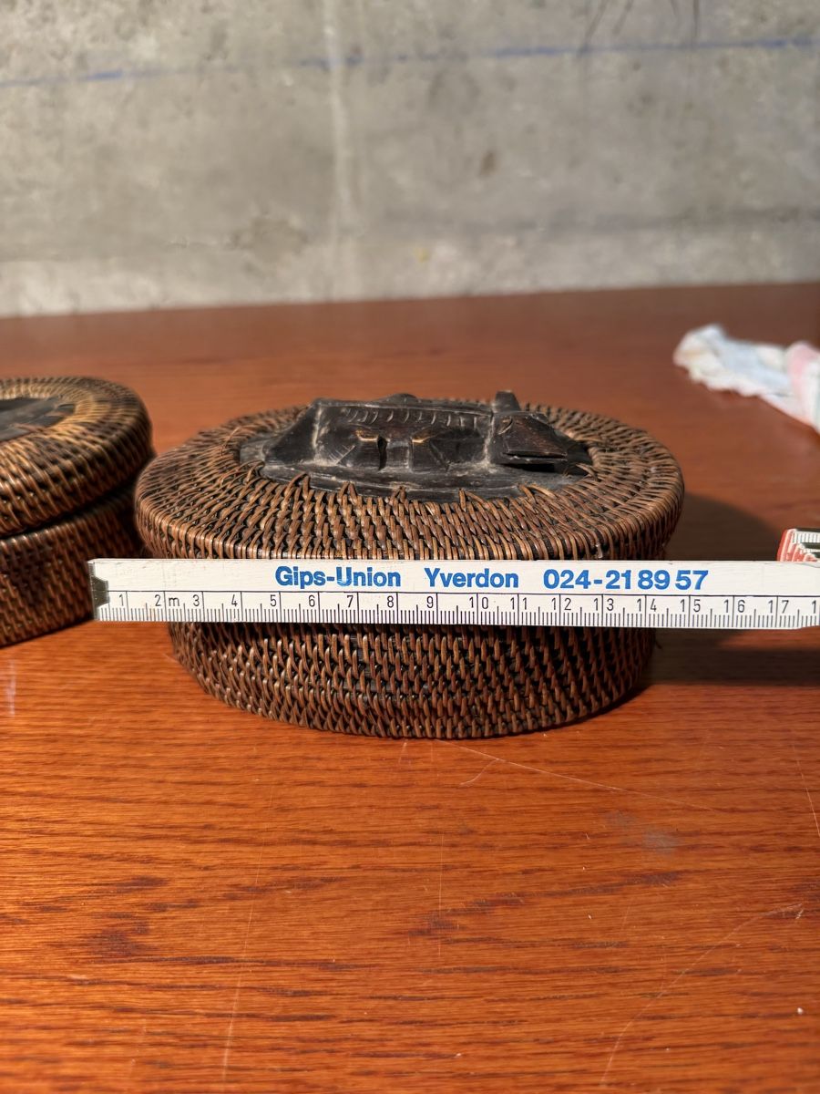 Barattoli: Unique Vintage Wicker Boxes with Carved Stone Details – Usato da Lausanne venduto da vas_mbk2 6