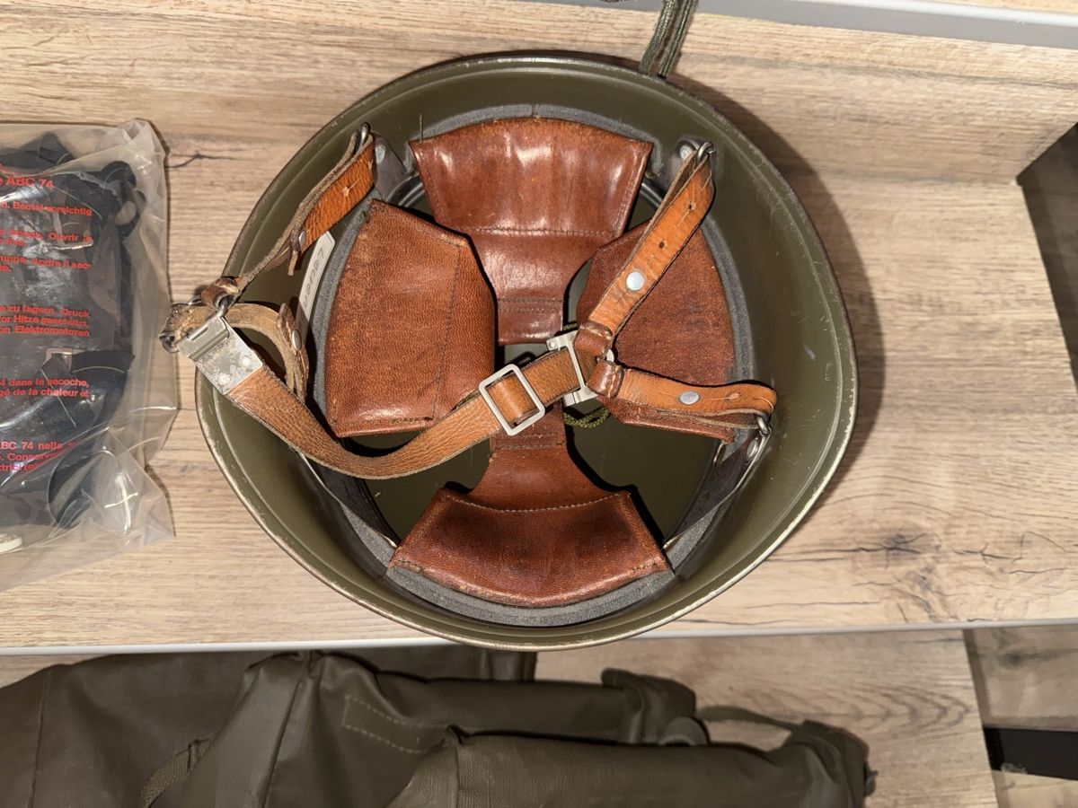 Uniformi & Effetti personali: Militaria LOT – Usato da Wittnau venduto da Helvetia1 3