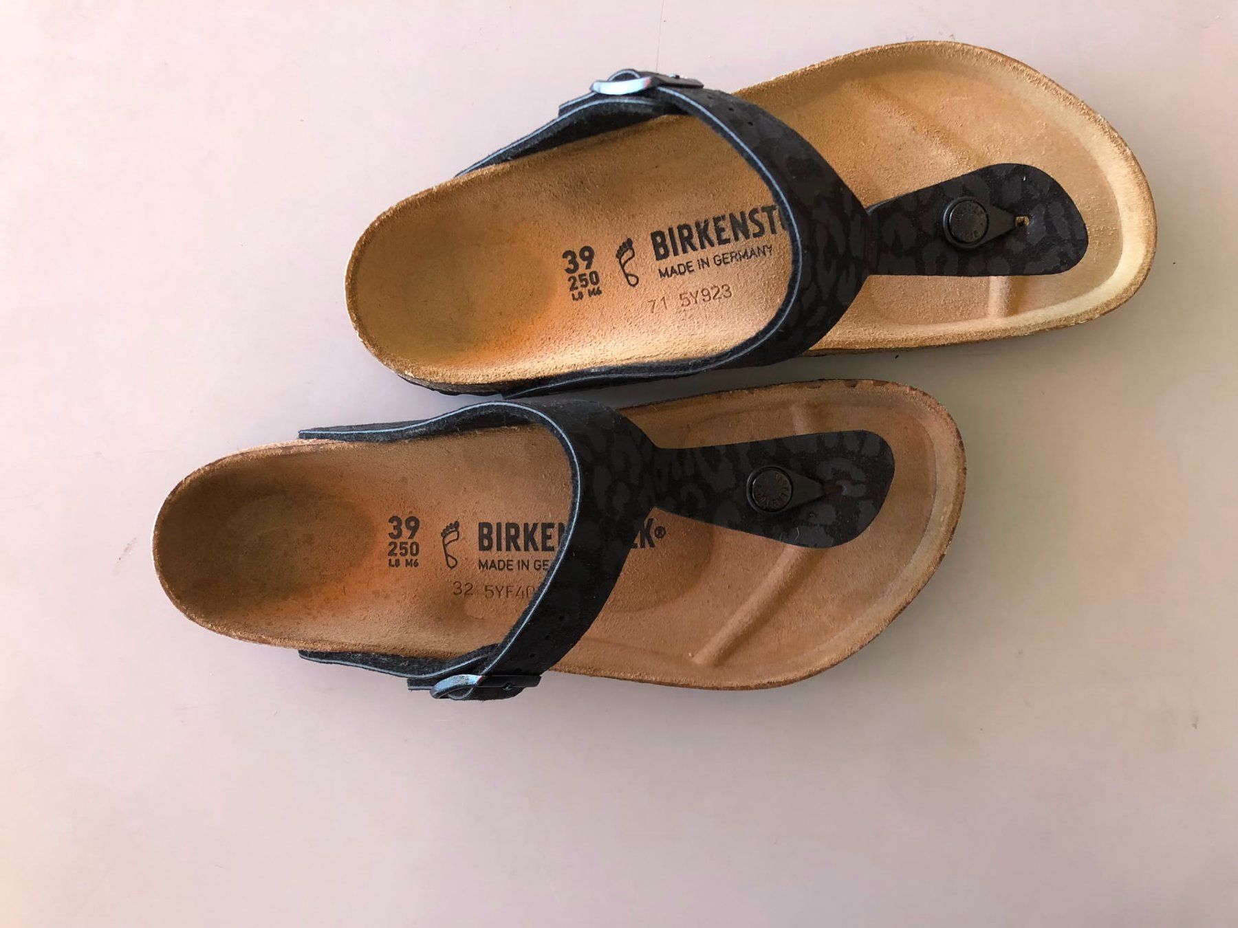 Birkenstock Scarpe da uomo: Birkenstock Gizeh, Gr. 39 Farbe: Leo black – Nuovo (secondo la descrizione) da Baden venduto da Rotezora13 1