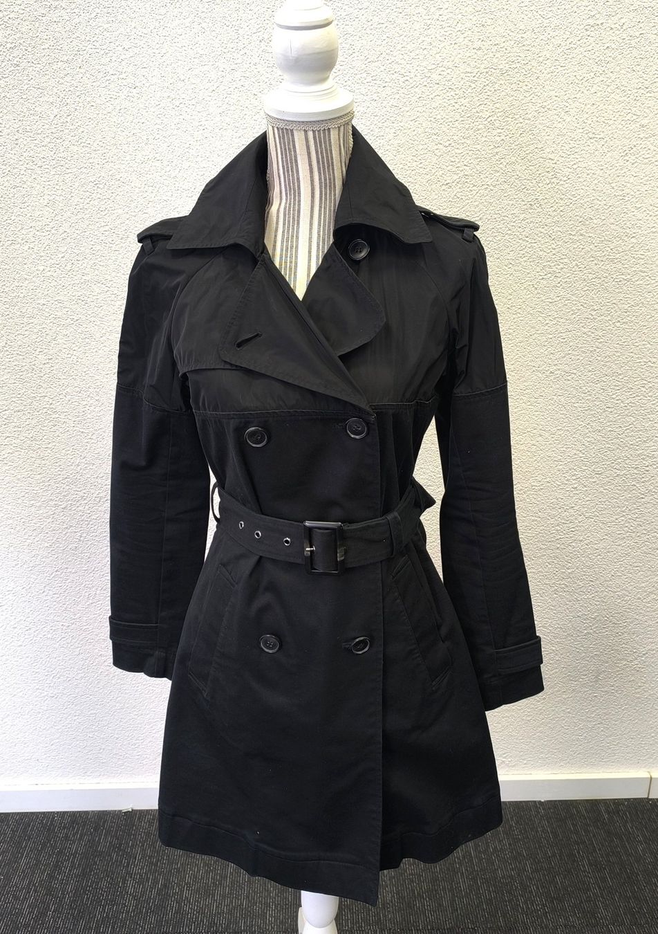 Stefanel Manteaux: Stefanel Trechcoat schwarz – D'occasion à Rüti ZH par Restwert_Rueti_ZH