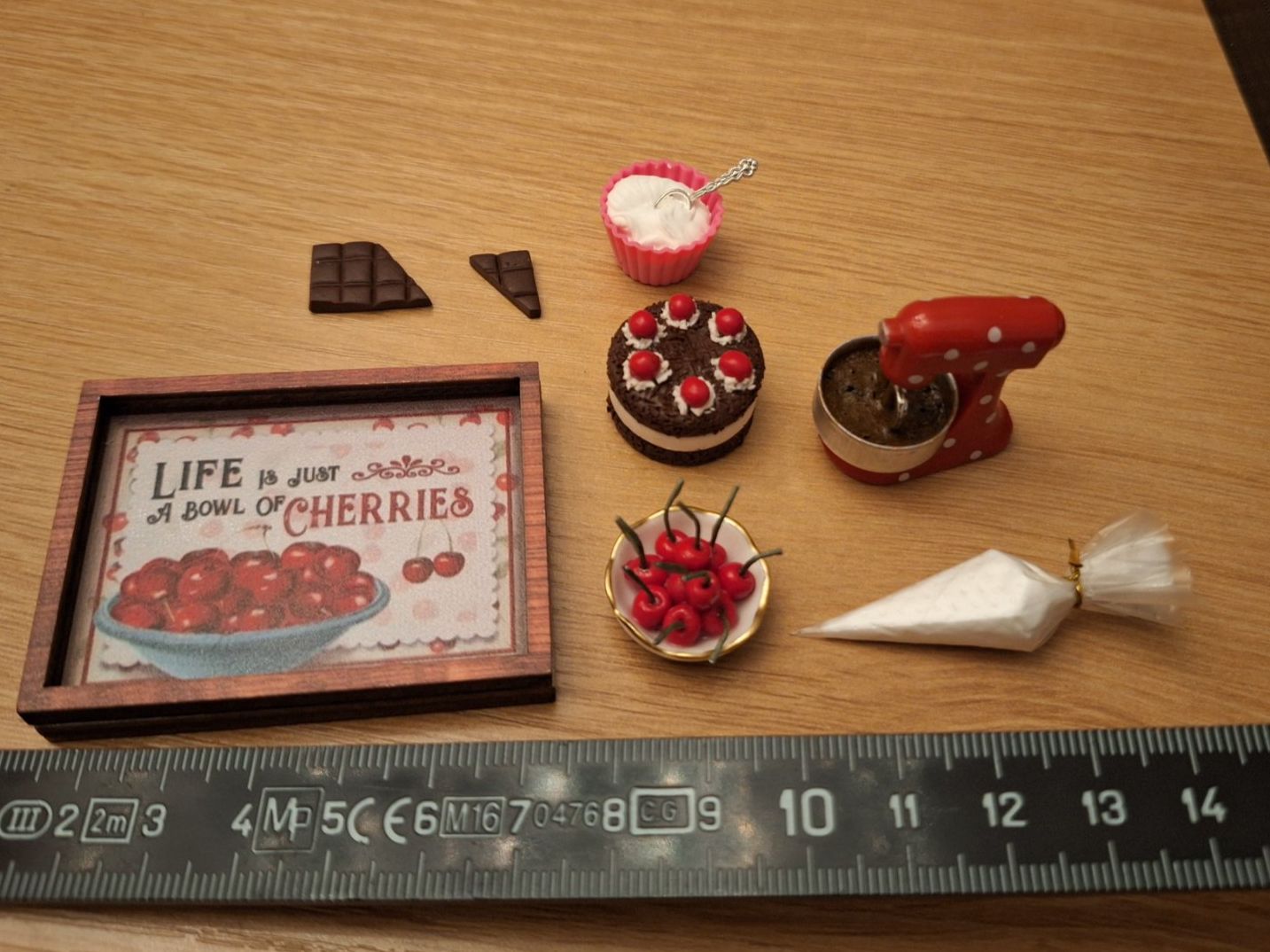 Case e mobili per bambole: Handmade Schwarzwälder Kirschtorte Back Set – Nuovo (secondo la descrizione) da Zürich venduto da HandmadeTinyFood 1