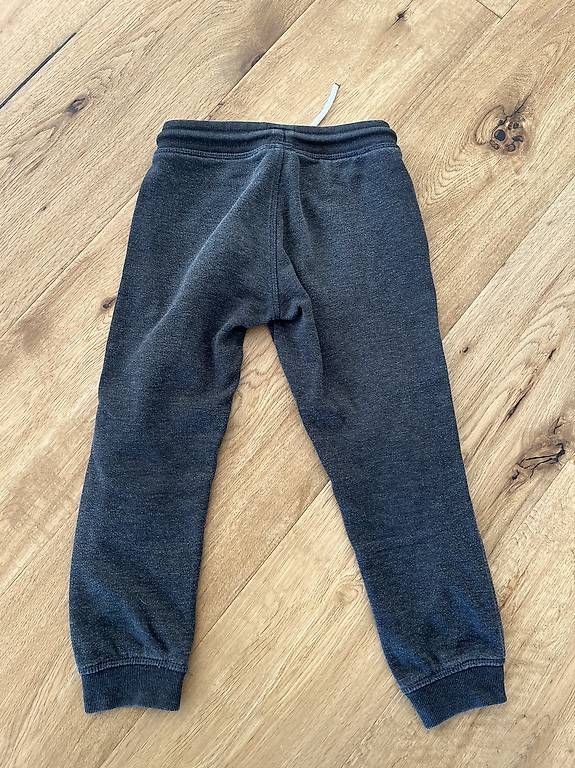 Pantaloni: Trainerhose grau Gr. 122 – Usato da Oberkirch LU venduto da ocki 1