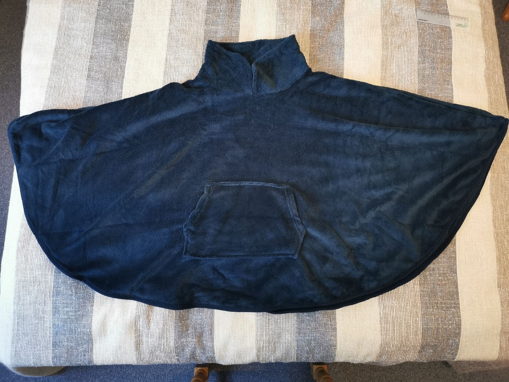 Maglioni & Felpe: Dunkelblauer Faserpelz-Poncho – Nuovo e nell'imballaggio originale da Ostermundigen venduto da AlwaysHaveFun90