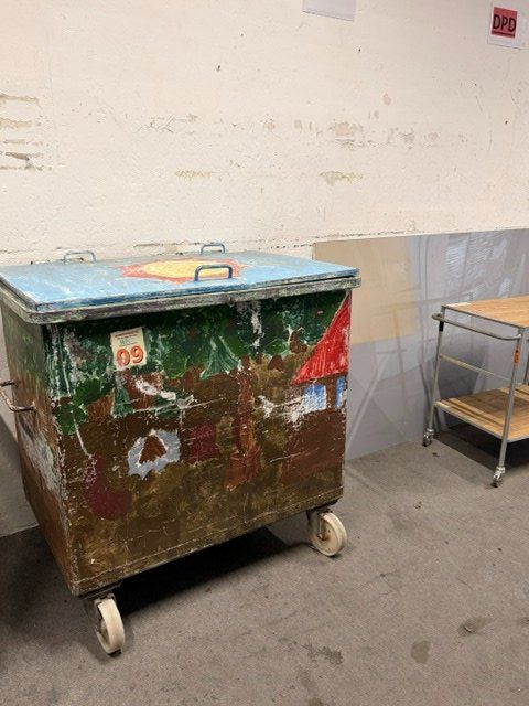 Korpus: Container mit Rollen und Deckel bemalt gebraucht – Gebraucht aus Wigoltingen von London20 1