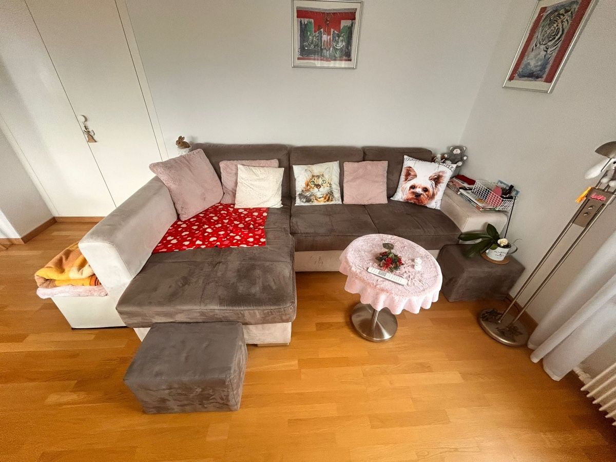 Sofas: Ecksofa grau/weiss mit 2 Hockern – D'occasion à Hilterfingen par SamiraG