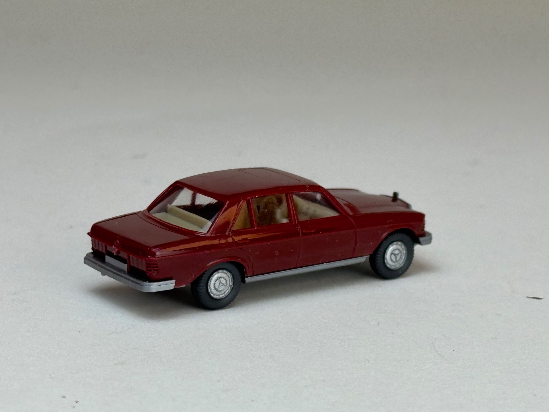 Wiking Modellini d'auto: Wiking Mercedes 240 D dunkelrot – Usato da Elm venduto da Wikmtz 1