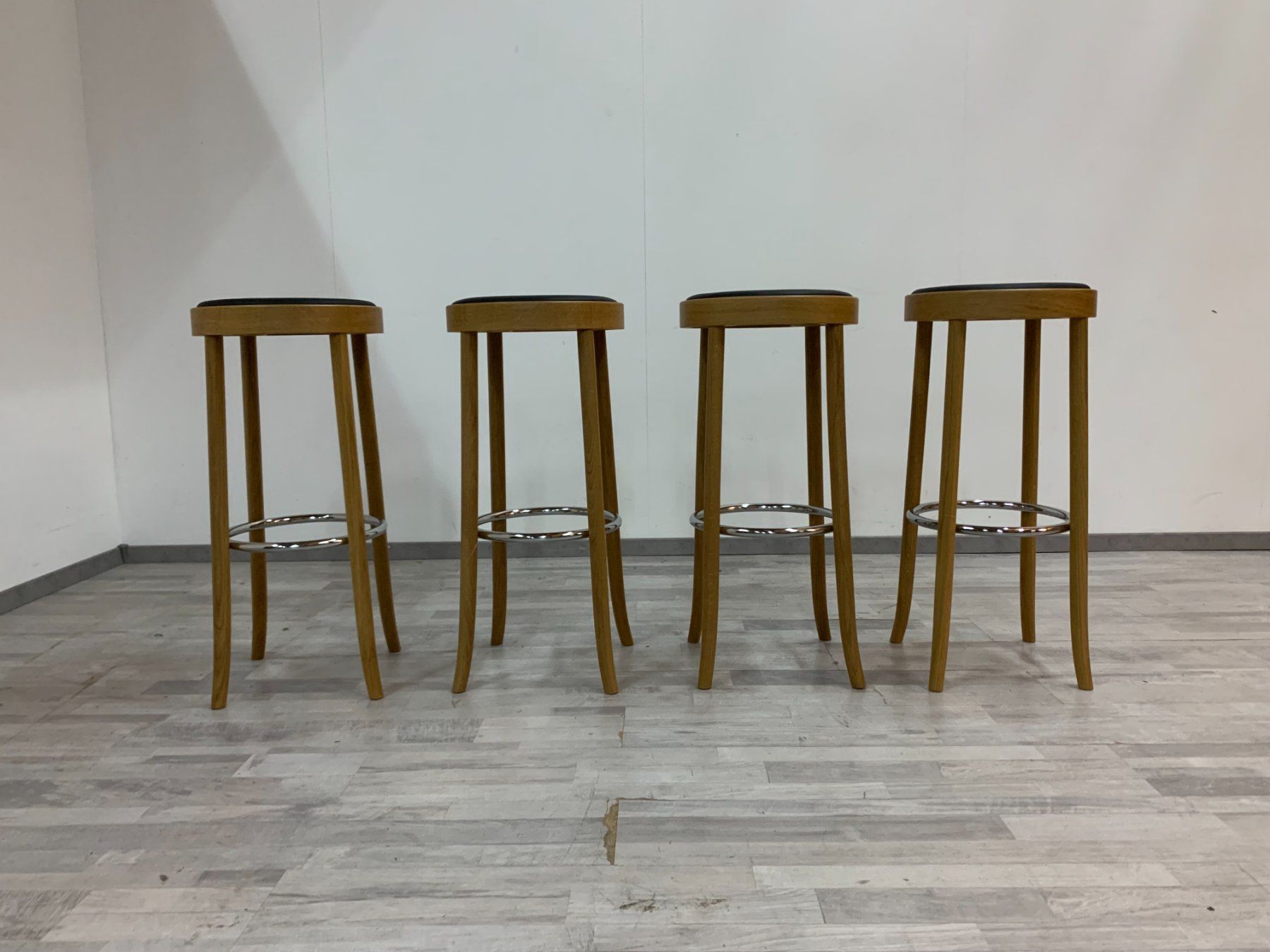 Horgen Glarus Sgabelli: Horgenglarus Barhocker select 11-373 – Nuovo (secondo la descrizione) da Zürich venduto da ZuercherBrockenhaus 1