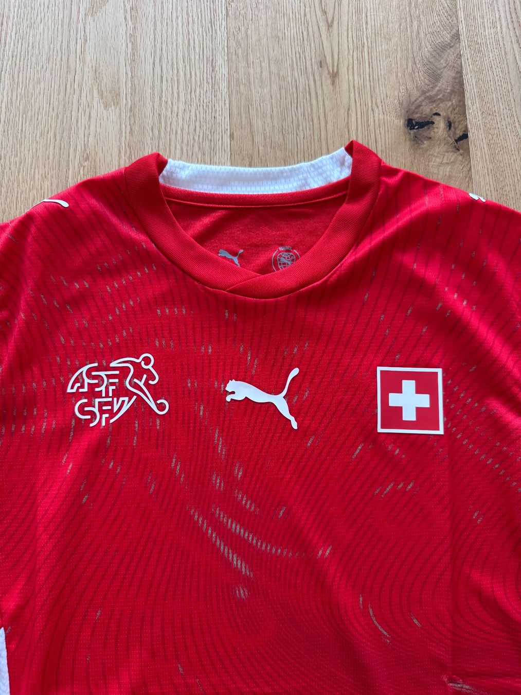 Schweizer Nati Canottiere & Pantaloni: Schweiz Nati Trikot 2026 – Nuovo (secondo la descrizione) da Grenchen venduto da nicus_aveiro 2