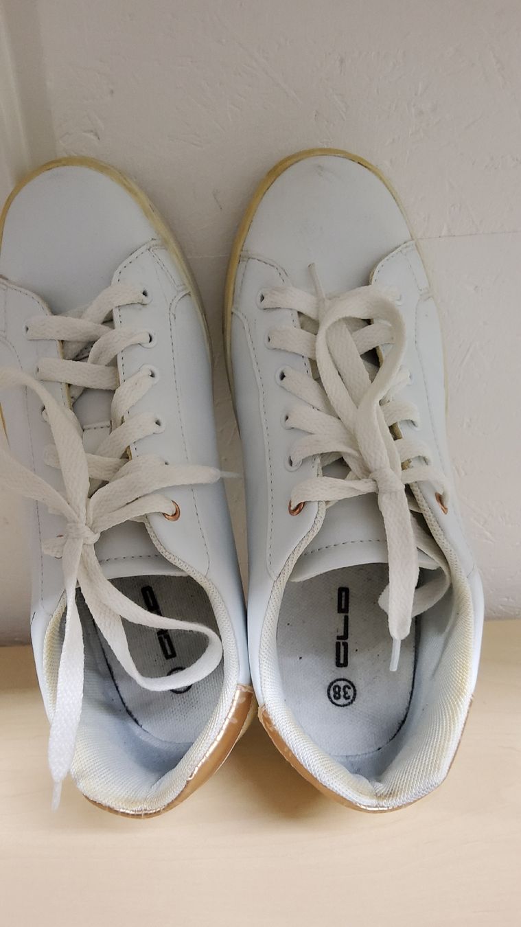 Scarpe da donna: Weisse Sneaker mit Blumen Gr. 38 Frühlingsschuhe – Usato da Herisau venduto da Nluanalucas 2