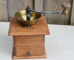 Alte Kaffeemühle, Holz, Messing, mit Schublade