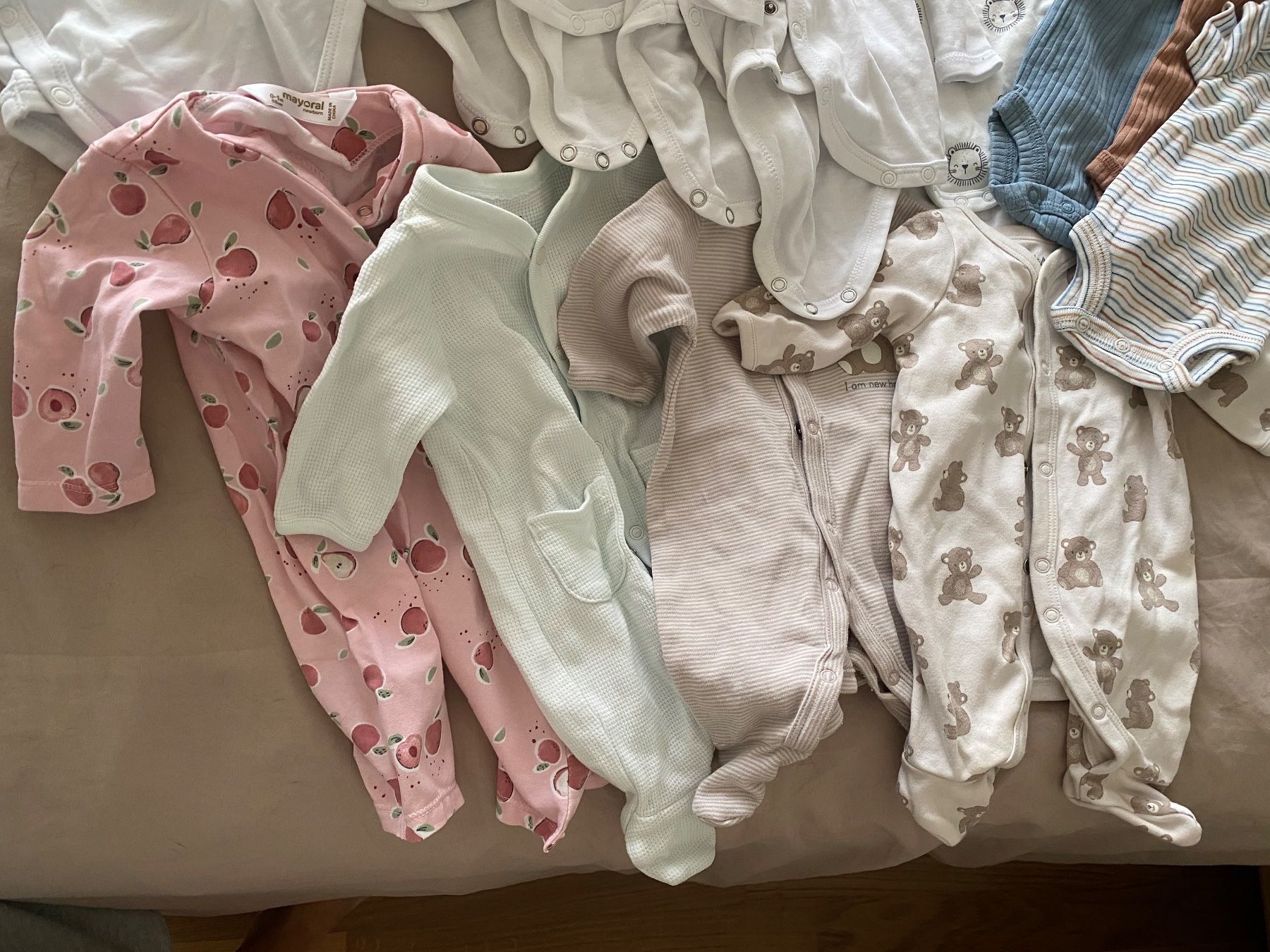 C&A Lotti & Set di vestiti: Baby Clothes Bundle: Bodysuits & Sleepsuits, Size 0-1 M – Usato da Zürich venduto da ana_m6d2 1