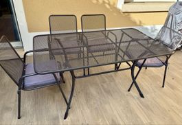 Table d'extérieur avec quatre chaises