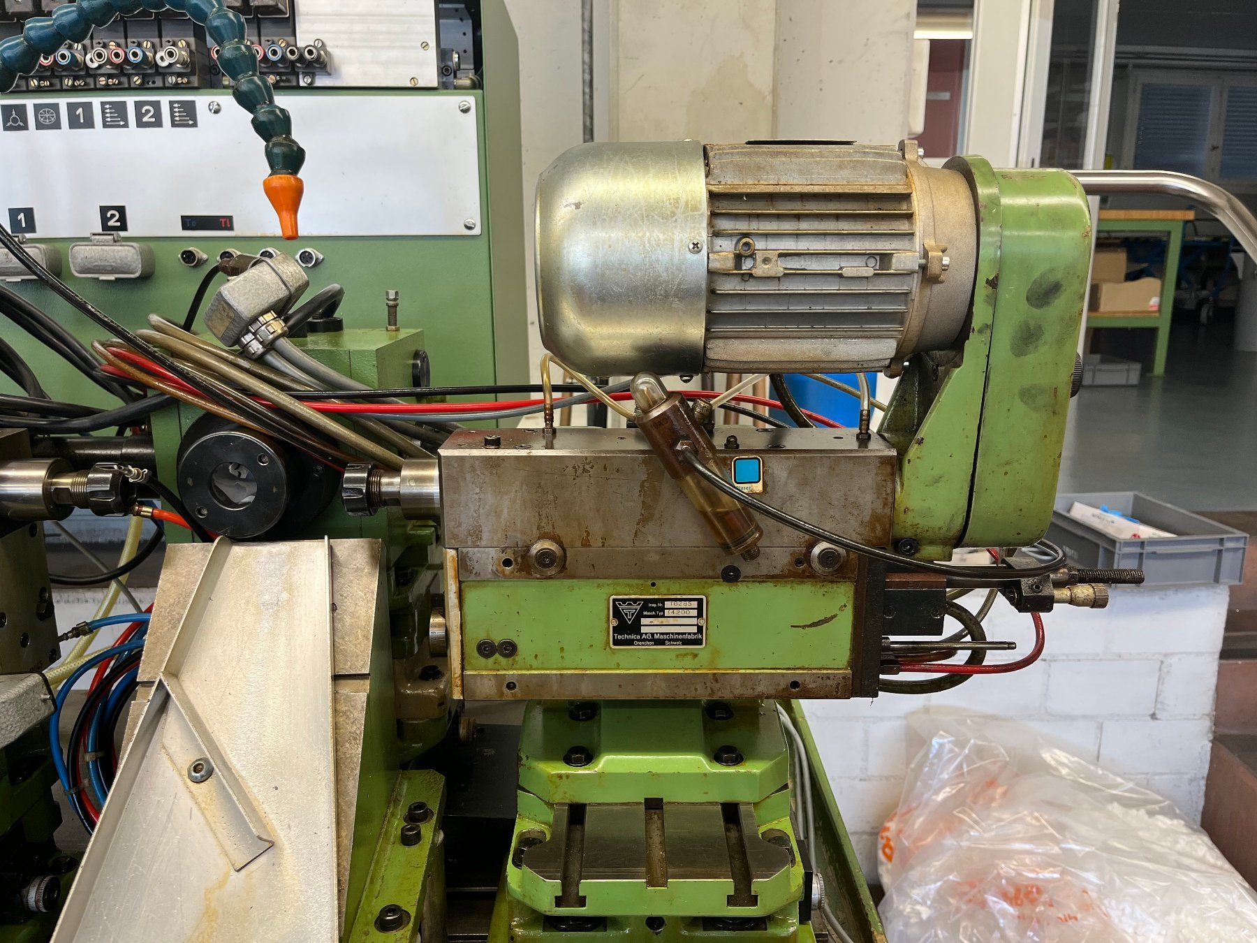Tutte le macchine: SOLMA/TECHNIKA Universal-Nachbearbeitungs-Bohrmaschiene – Usato da Grenchen venduto da Doka_4582 2