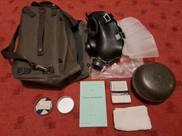 Schutzmaske mit Zubehör und Filter in Tasche