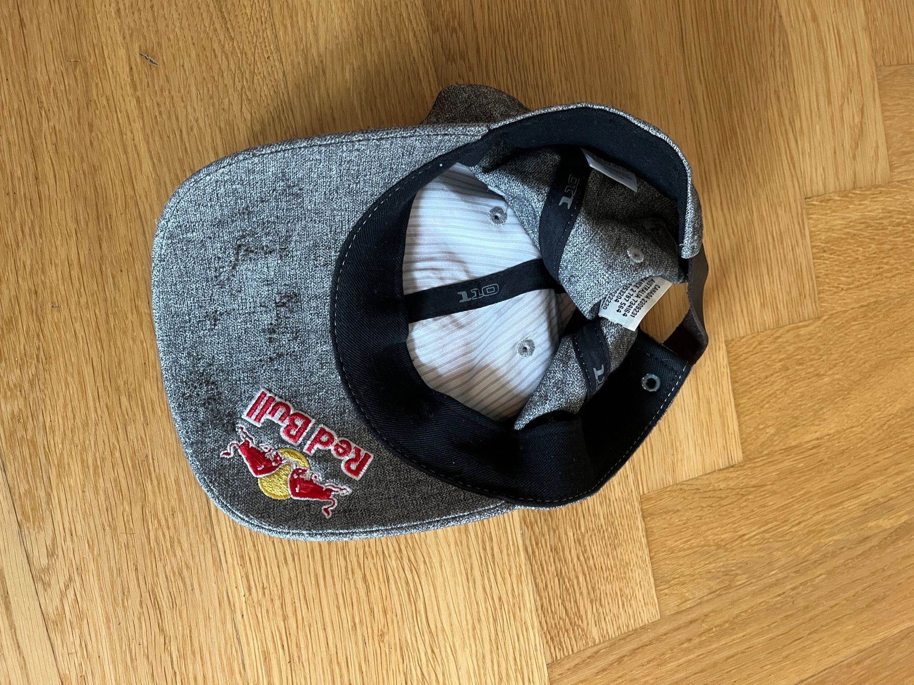 Red Bull Copricapi, berretti & cappellini: Red Bull Cap grau mit gestickten Logos – Usato da Zumikon venduto da bretxo 3