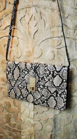 Clutch / Umhängetasche im Snake Look