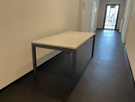 Bürotisch höhenverstellbar mit Kabeldurchführung