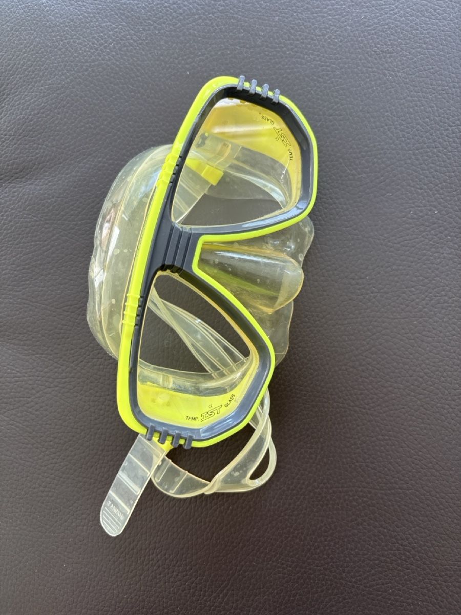 Palmes, Masques & Tubas: Taucherbrille gelb transparent gebraucht – D'occasion à Basel par ann_7w6q