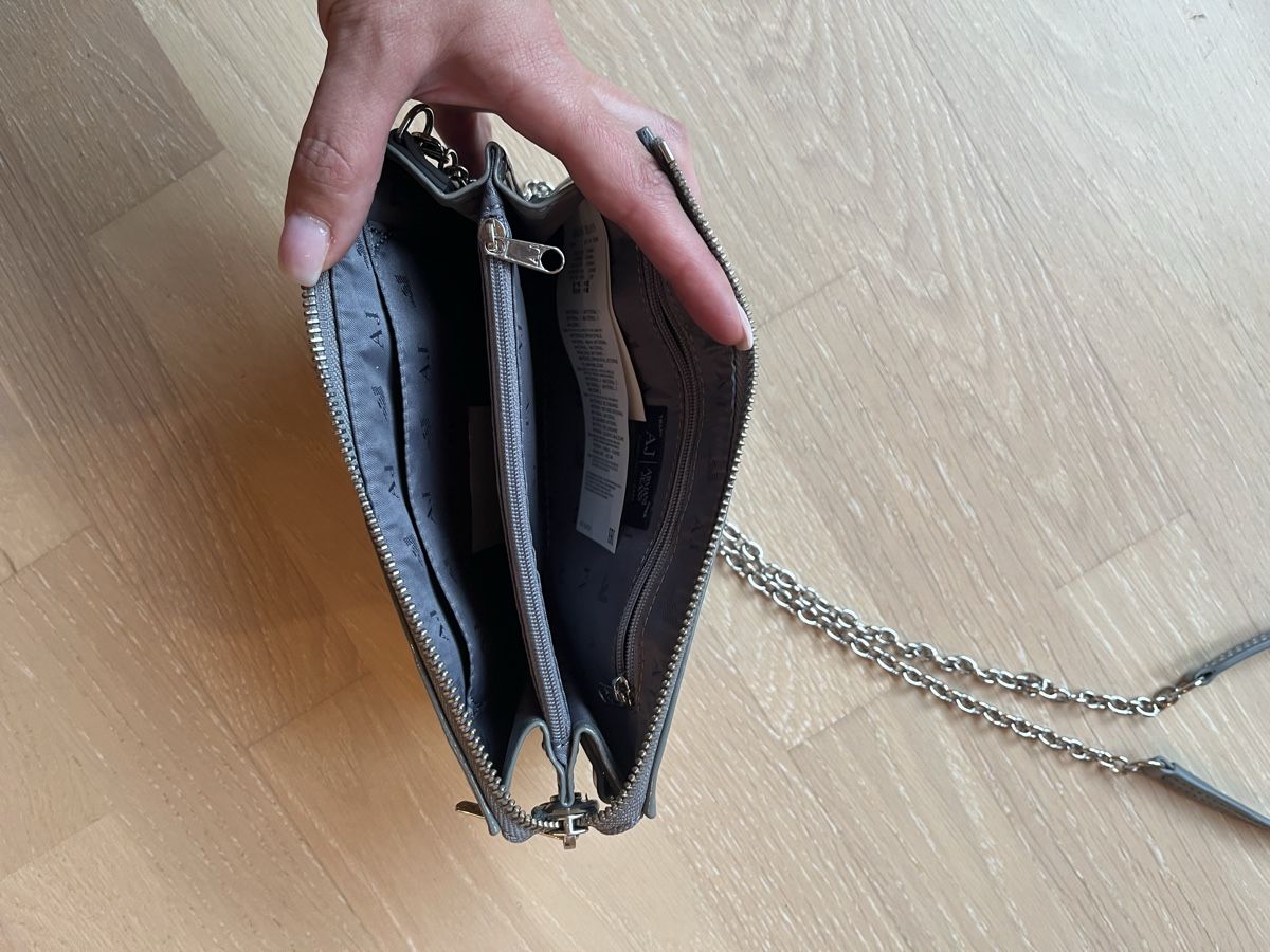 Armani Taschen für Damen: Pochette grigia Armani Jeans – Neu und originalverpackt aus Cama von lar_2rh9 4