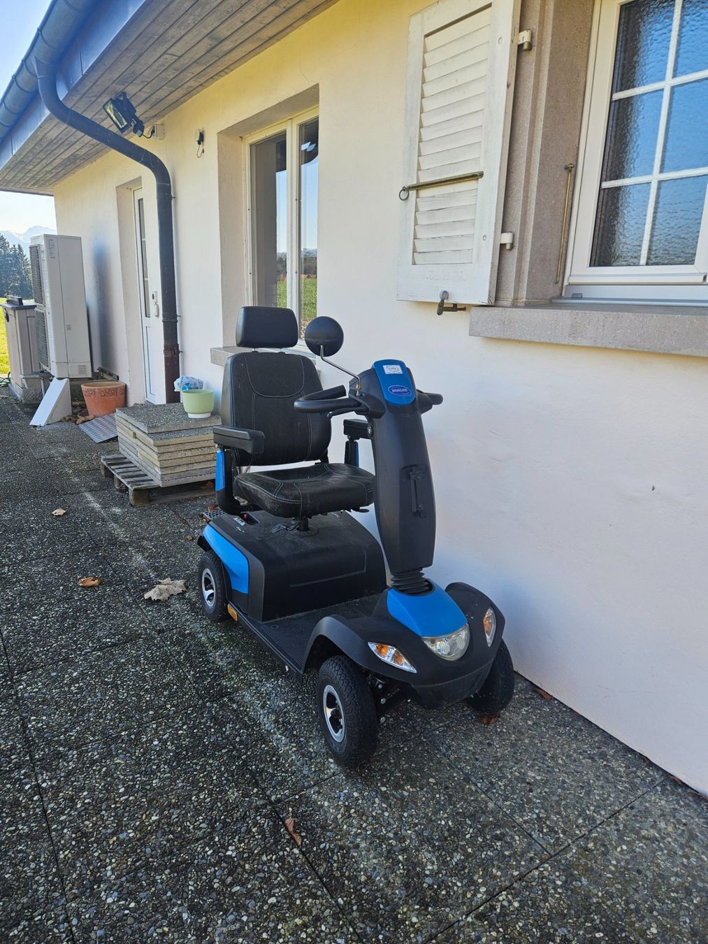 Elektromobile: Scooter électrique Invacare bleu noir – Gebraucht aus Chapelle (Glâne) von a.m.i