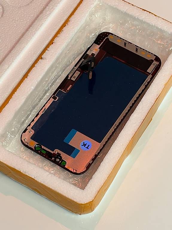 Ecrans: iPhone 12 / 12 Pro OLED Display – Neuf avec emballage d'origine à Dietlikon par FlyingWombat