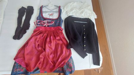 Trachtendirndl mit Jäckchen und Strümpfen Gr. M 38