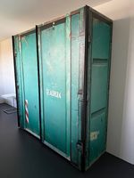 Kleiderschrank im Container-Look - neuwertig