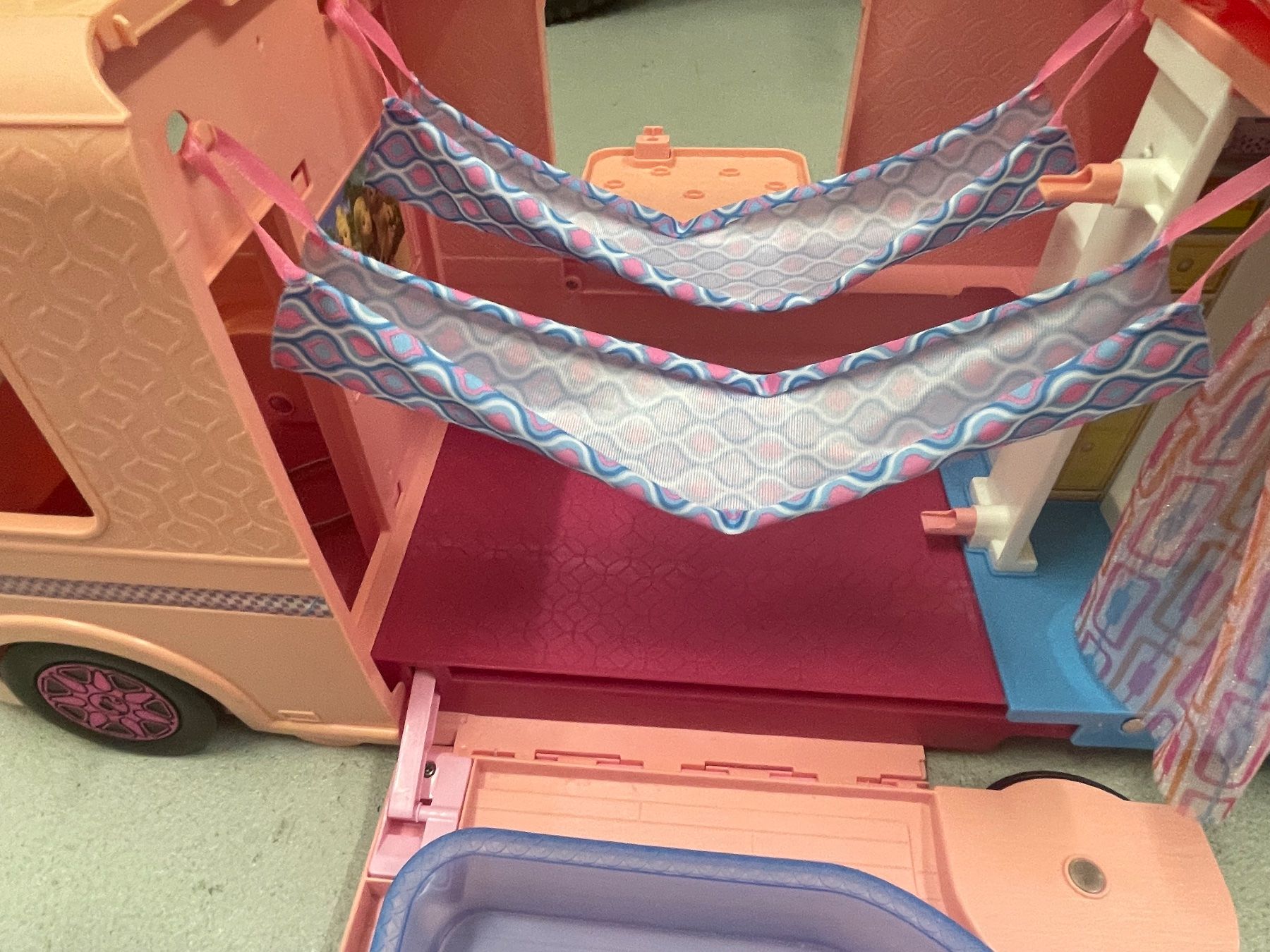 Spielzeuge: Barbiecamper mit Zubehör – Gebraucht aus Baar von Chrila3 2