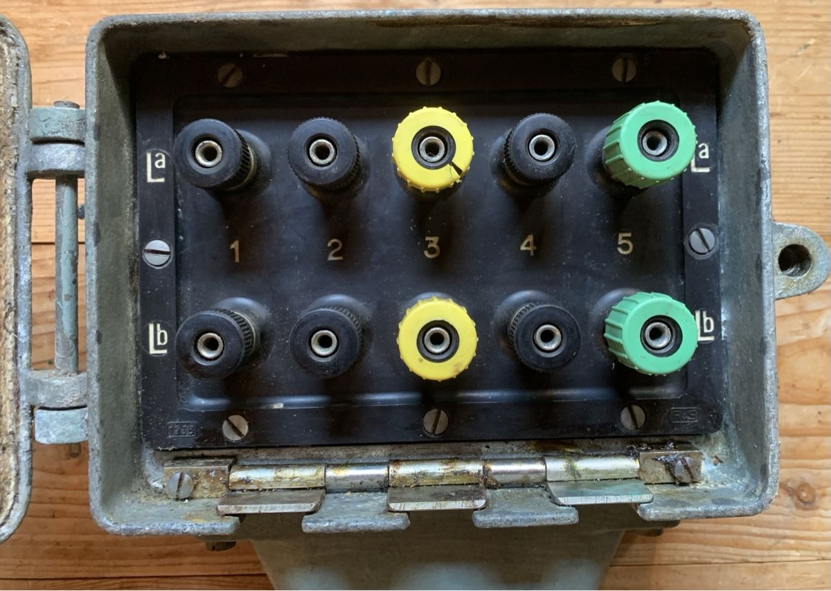 Alimentazione elettrica: Feldanschlusskasten aus Bunker der CH Armee – Usato da Goldingen venduto da Bergler012 1