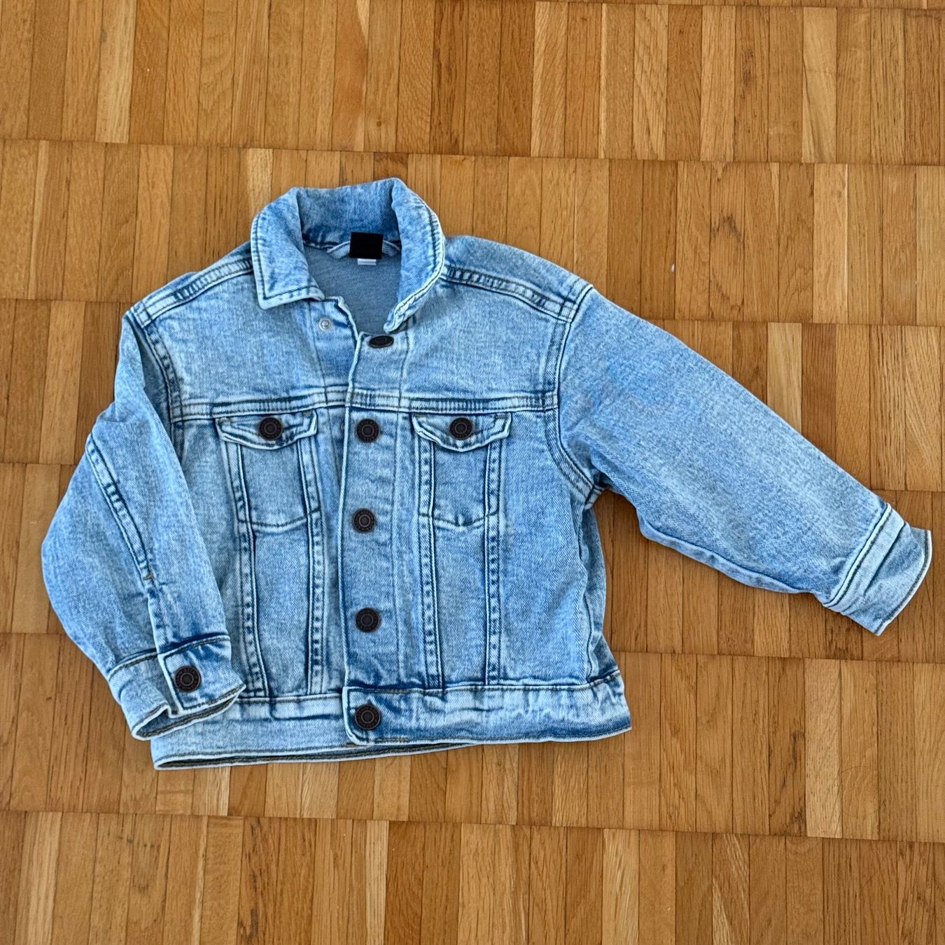 H&M Giacche & Cappotti: H&M Jeansjacke Gr 98 – Nuovo (secondo la descrizione) da Richterswil venduto da Eunoia85