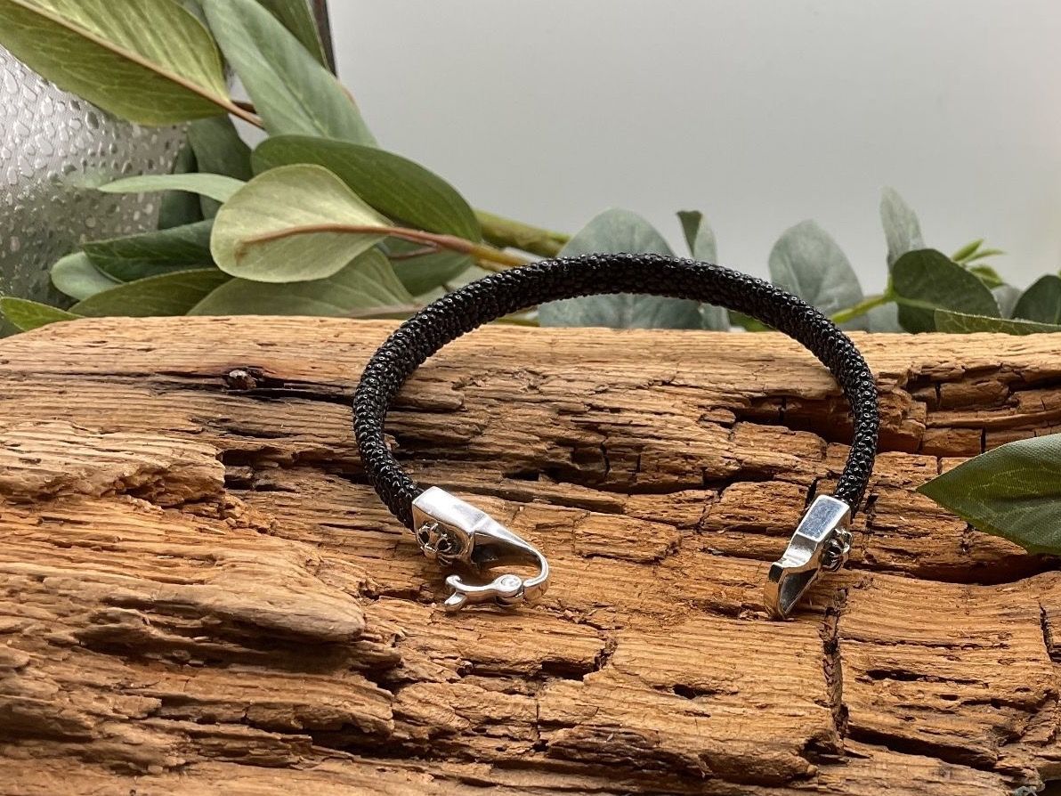 Bracciali & Braccialetti: Armband aus Rochenleder mit Sterlingsilber – Nuovo (secondo la descrizione) da luzern venduto da Alpendorf1 2