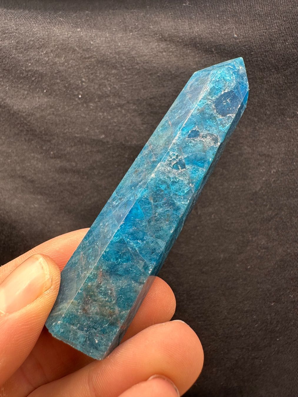 Minerali & Pietre curative: Blauer Apatit Obelisk, Turm, Spitze – Nuovo e nell'imballaggio originale da Männedorf venduto da Handschmeichler 2