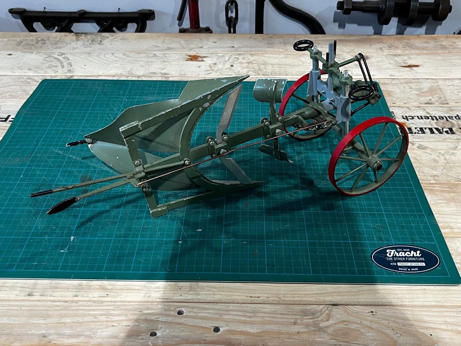 Kit di modellismo & Modellini statici: Schulmodell, Metallmodell Einschar Drehpflug ( Traktor ) – Usato da Luzern venduto da Fracht-Design
