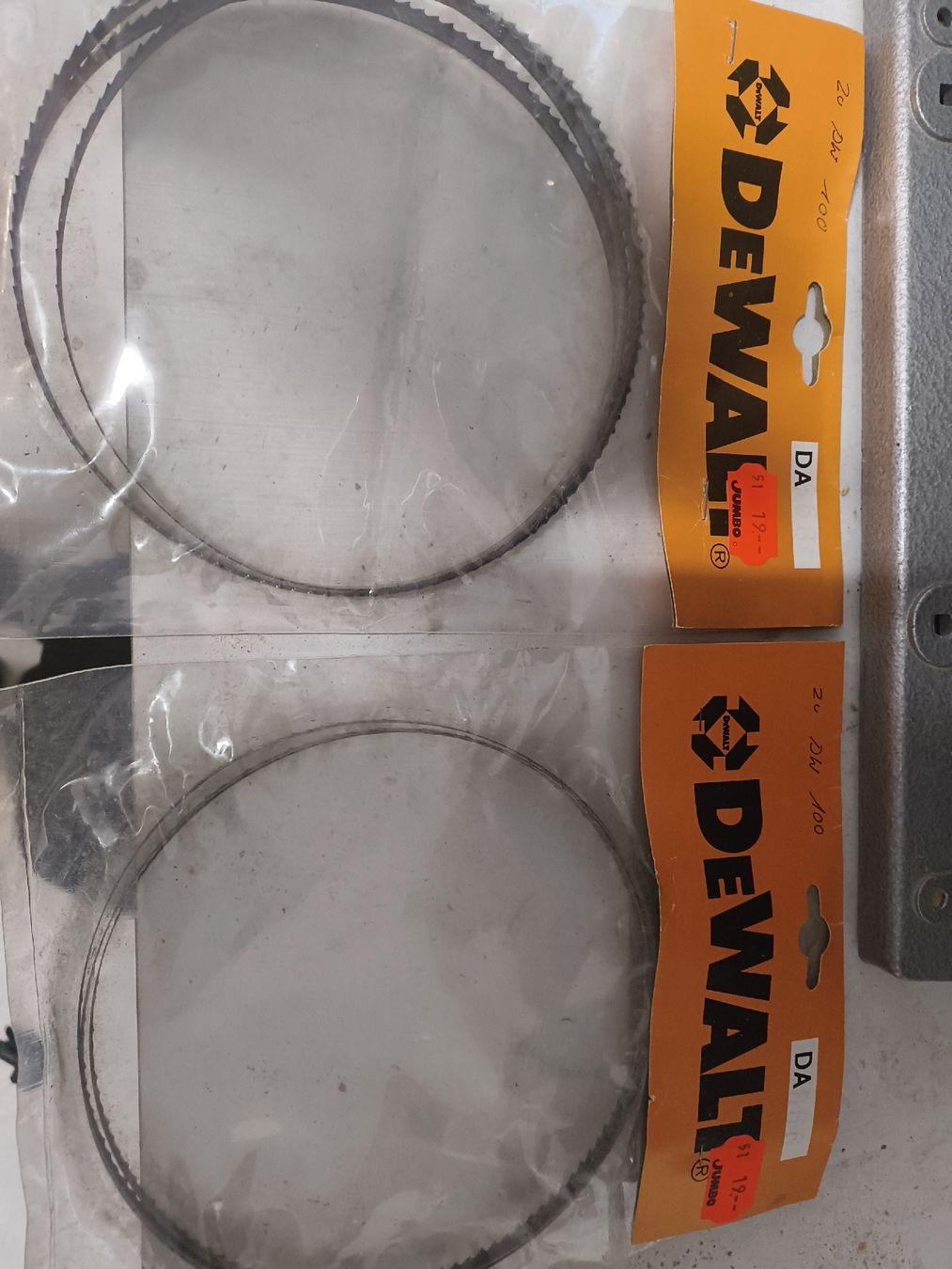 Tutte le macchine: DEWALT DW100 Bandsäge inkl. 2 Sägebänder – Usato da Sattel venduto da Orso33 2
