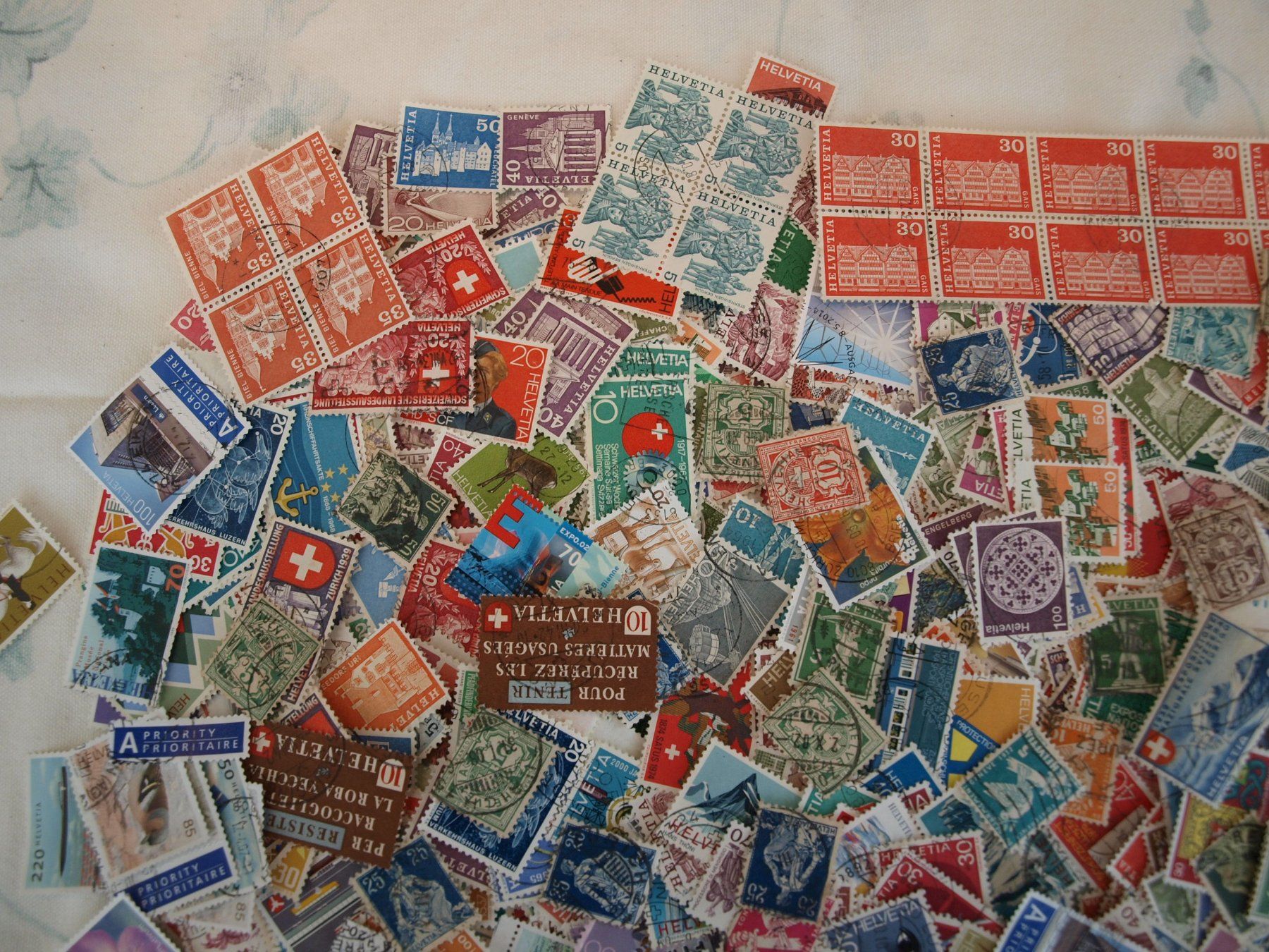 Tutti i francobolli: 1000 Schweizer Briefmarken über 70g Gebraucht siehe Bilder – Usato da Aarau venduto da Marcele0 1