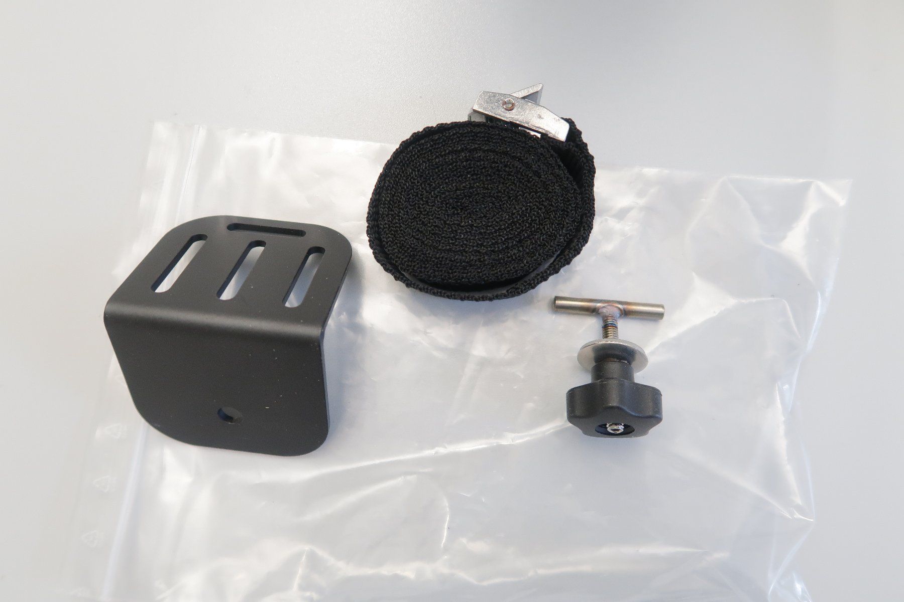 Supporti a parete: 2x VW Schienensystem Befestigung – Nuovo e nell'imballaggio originale da Uznach venduto da Nuala14