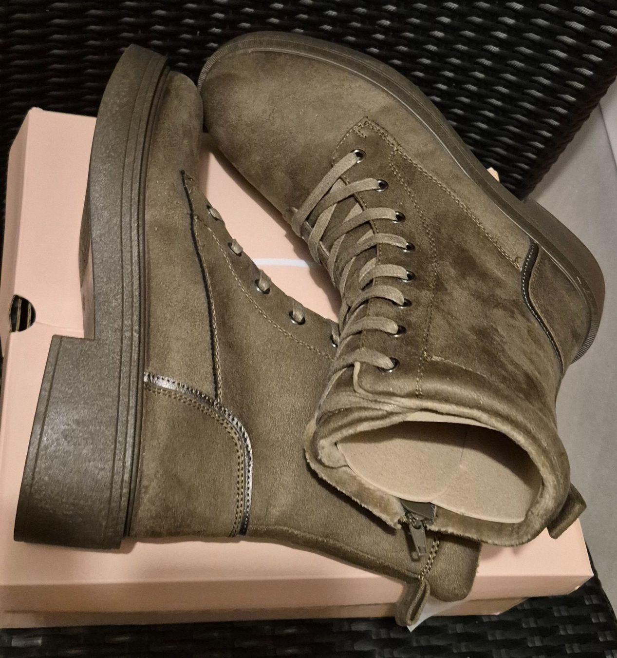 Chaussures femmes: Olivengrüne Stiefel – Neuf (Voir description) à Wislikofen par Ana.Gomes 3