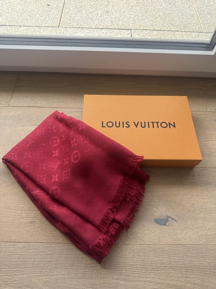 Louis Vuitton Foulard & Sciarpe: Louis Vuitton Monogram Classic Scarf with Box - Red – Usato da Meilen venduto da vic_9wmf