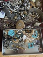 Assortiment de bijoux et accessoires vintage