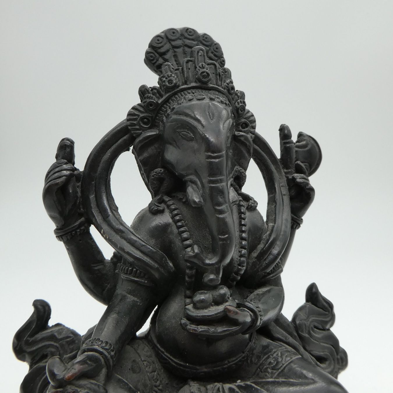 Skulpturen & Statuen: Dunkle Ganesha-Statue – Gebraucht aus Volketswil von brockipfannenstil