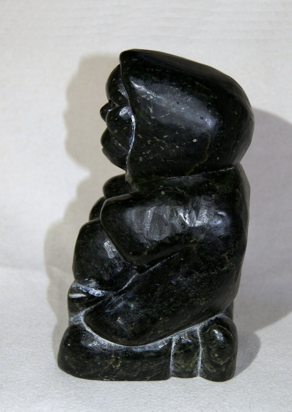 Statuette: Kniende, eingemummte Eskimo-/Inuitfrau - Naturstein – Usato da Geroldswil venduto da ARTEFACTO 6