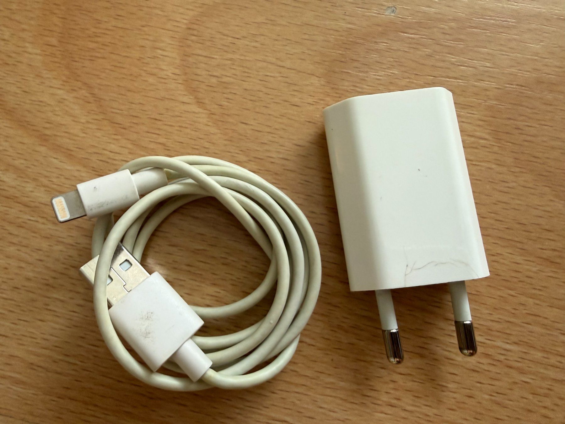 Apple Chargements: Original Apple USB-A Netzteil + Lightning-Kabel – D'occasion à Zürich par aires.marques