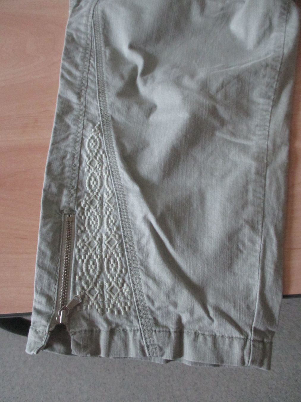Hosen: Leichte 7/8 Baumwoll Stretch Sommerhose Gr.50 Helles Oliv – Gebraucht aus Winterthur von katzen07 1